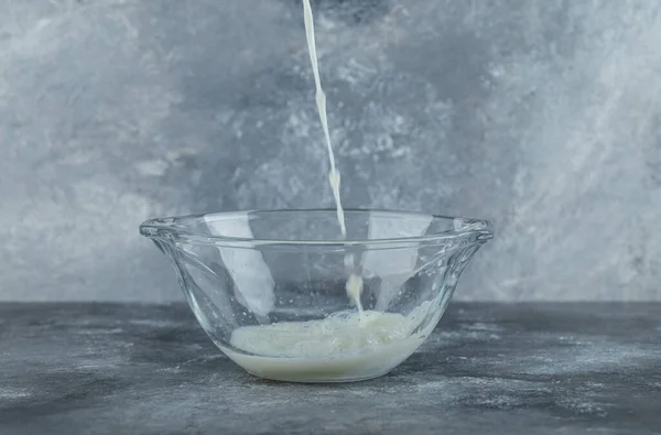Salpicar leche orgánica en un recipiente de vidrio —  Fotos de Stock