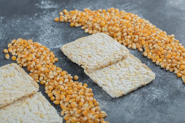 Niegotowane słodkie nasiona popcornu z chrupiącym chlebem ryżowym — Zdjęcie stockowe