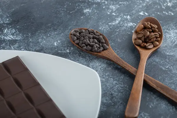 Chokladkaka med kaffebönor och chokladchips — Stockfoto