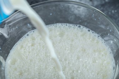 Cam kaseye organik süt sıçratıyorum.