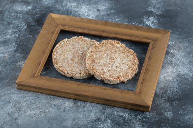 Çerçevede nefis pirinç ekmeği