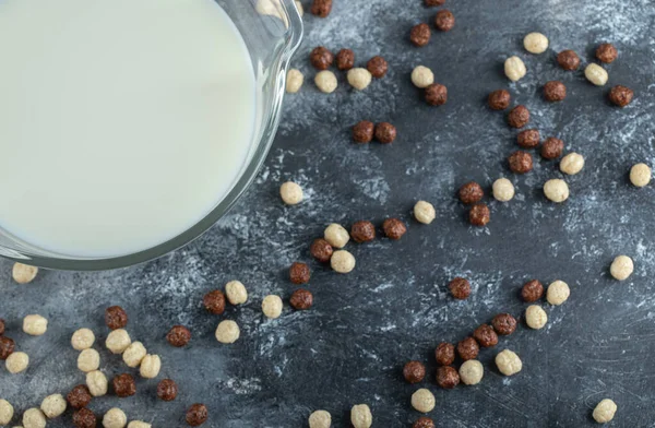 Färsk mjölk och spannmål bollar på marmor bakgrund — Stockfoto