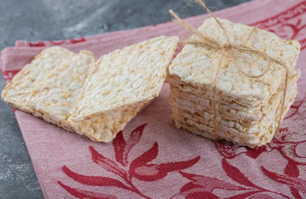 Montón de sabroso pan crujiente sobre tela roja —  Fotos de Stock