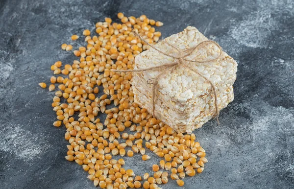 Chrupiący chleb w sznurze z niegotowanymi nasionami popcornu — Zdjęcie stockowe