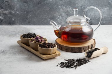 Bir çaydanlık dolusu tahta çaydanlık.