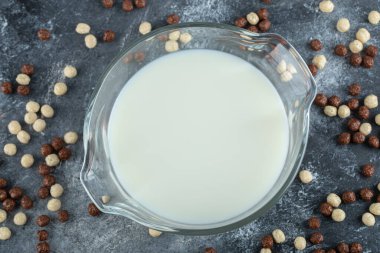 Mermer zemin üzerinde taze süt ve tahıl topları