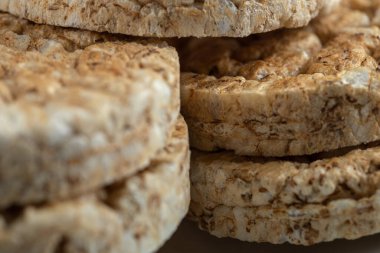 Mermer zemin üzerinde yuvarlak çıtır ekmek yığını