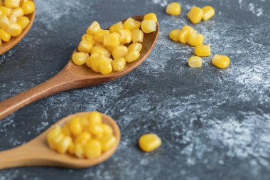 Tahta kaşıklarda lezzetli mısır.