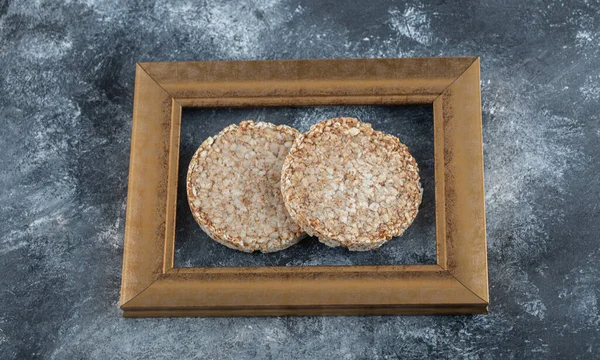 Delicioso pan de arroz inflado en un marco —  Fotos de Stock