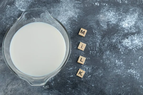 Cuenco de leche y letras de madera escritas como leche —  Fotos de Stock