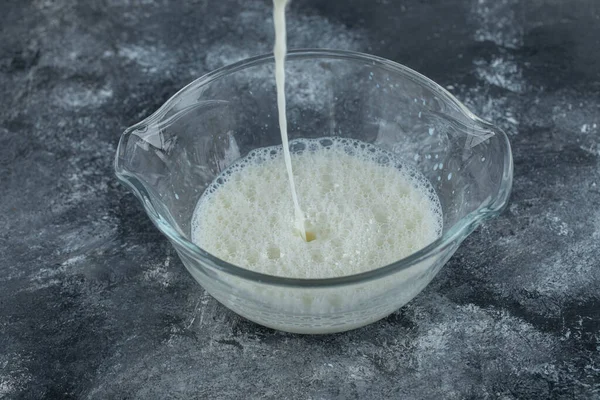 Salpicar leche fresca en un tazón de vidrio —  Fotos de Stock