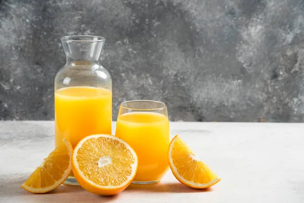 Une tasse en verre de jus frais avec de l'orange tranchée — Photo