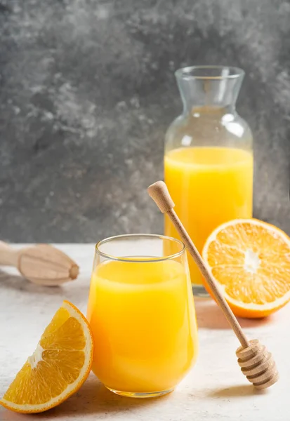 Склянка свіжого апельсинового соку з дерев'яним дробаркою — стокове фото