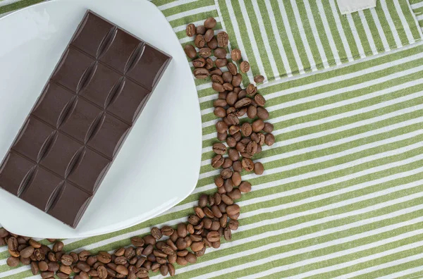 Chokladkaka med kaffebönor på en duk — Stockfoto