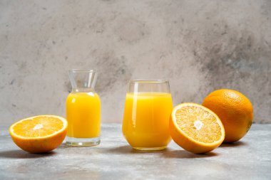 Bir bardak portakal suyu ve ahşap bir kağıt bardak.