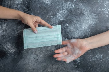 Yıkanmış el ve maske ile Coronavirus salgını önleme