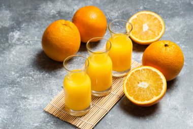 Bir kavanoz portakal suyu ve dilimlenmiş portakal.