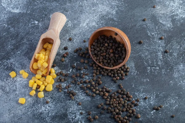 Sked av söta korn och spannmål paprika på marmor bakgrund — Stockfoto