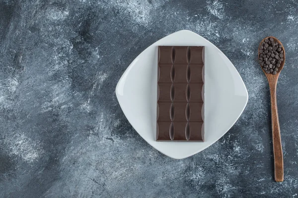 Chokladkaka med chokladchips på marmor bakgrund — Stockfoto