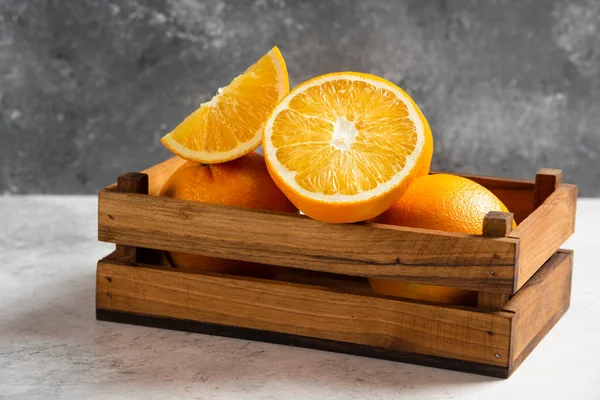 Нарізані свіжі апельсини на мармуровому фоні — стокове фото