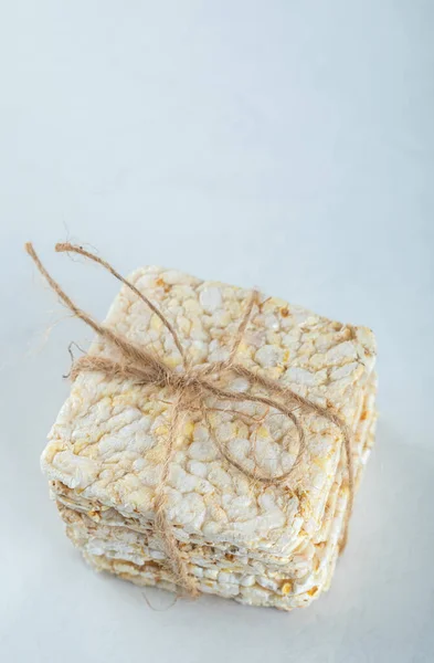 Στοίβα από νόστιμο διογκωμένο ψωμί δεμένο με σχοινί — Φωτογραφία Αρχείου