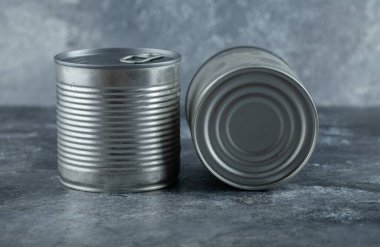 Mermer arka planda iki teneke kutu