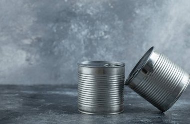 Mermer arka planda iki teneke kutu