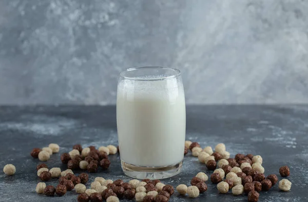 Bunch van graanballen en glas verse melk op marmeren achtergrond — Stockfoto