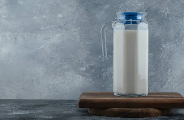 Kan heerlijke melk op houten plank — Stockfoto