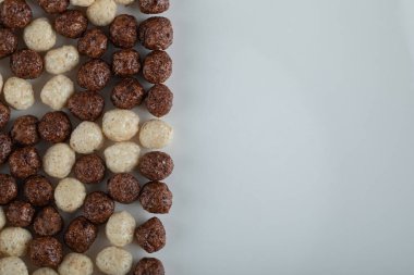 Beyaz tabakta çikolata ve buğday topları