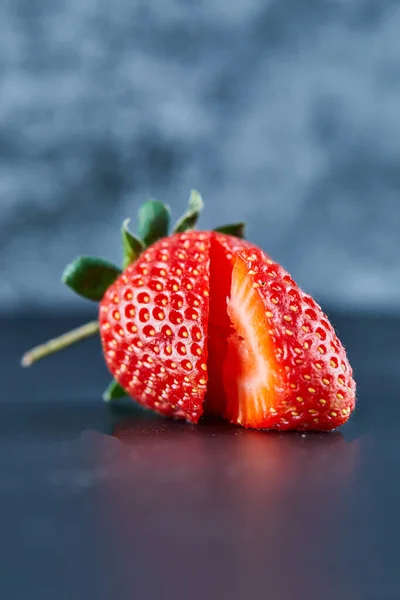 Rodajas de fresa roja fresca sobre fondo oscuro — Foto de Stock