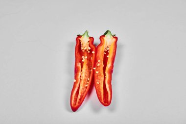 Kırmızı kırmızı biber beyaz arkaplanda izole edilmiş.
