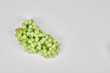Beyaz arkaplanda izole edilmiş bir grup yeşil üzüm