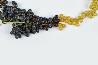 Beyaz arkaplanda izole edilmiş kırmızı ve yeşil üzümler