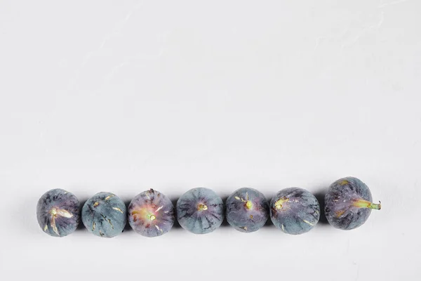 Un bouquet de figues mûres sur fond blanc — Photo