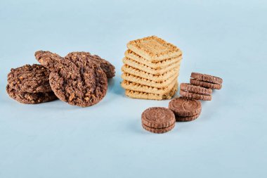 Mavi arka planda çikolatalı ve yulaflı kurabiyeler