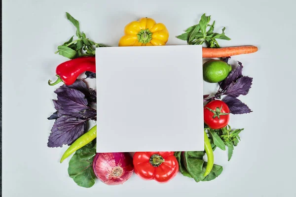 Frisches Gemüse, Karotten, Paprika, Gemüse, Karotten, Zwiebeln um weißes Papier — Stockfoto