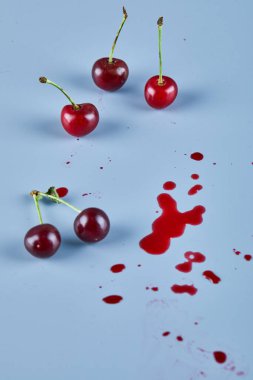 Mavi arka planda bir grup taze kiraz.