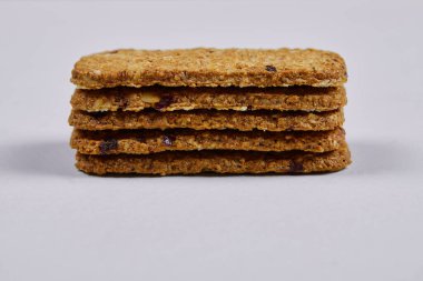 Beyaz arka planda izole edilmiş lezzetli bisküviler.