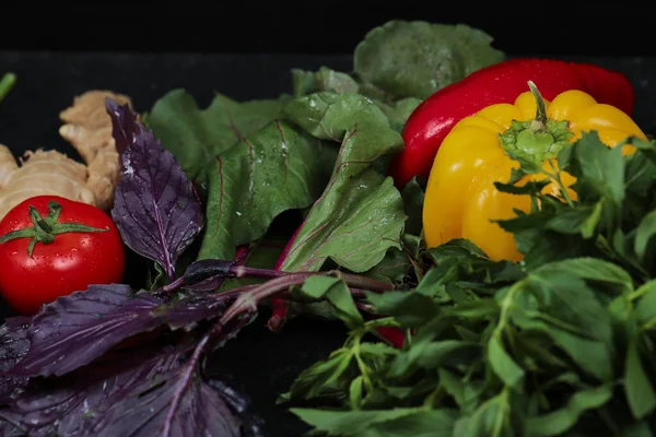 Paprika, rajčata, zelenina a zázvor na tmavém pozadí. Zavřít — Stock fotografie