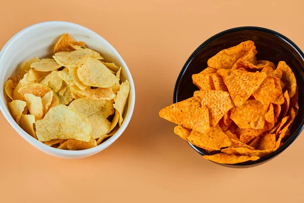 Dvě misky hranolek na oranžovém pozadí — Stock fotografie