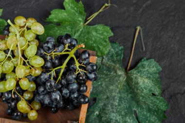 Tahta tepside yeşil ve kırmızı üzümler