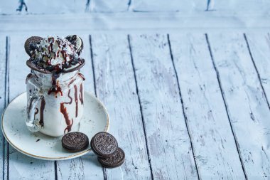 Seramik tabağa serpiştirilmiş Oreo milkshake.