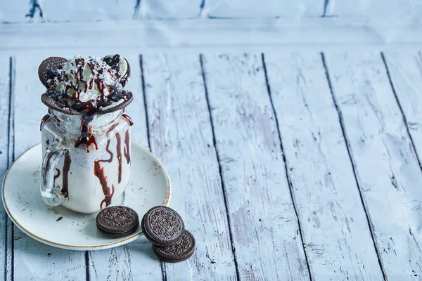 Seramik tabağa serpiştirilmiş Oreo milkshake.