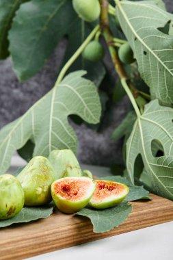 Tahta tabakta kırmızı tohumlu incirler