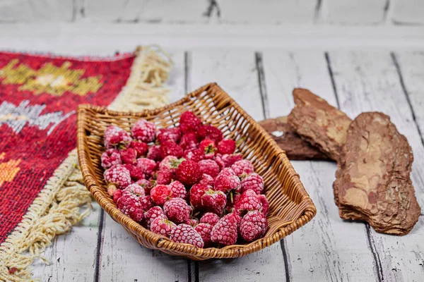 Frambuesas frescas saludables en cesta de madera con alfombra tallada — Foto de Stock