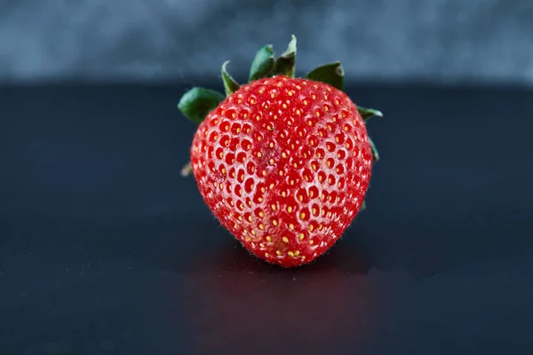 Φρέσκια κόκκινη φράουλα σε σκούρο φόντο. Κλείσε. — Φωτογραφία Αρχείου