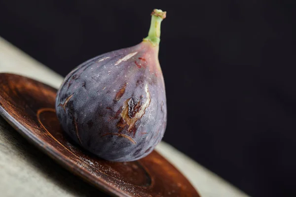 A plate of purple fig on a marble table — Stock Photo, Image