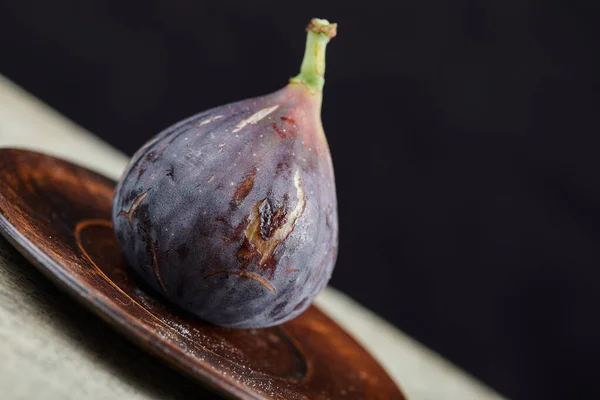 En tallrik lila fikon på ett marmorbord — Stockfoto