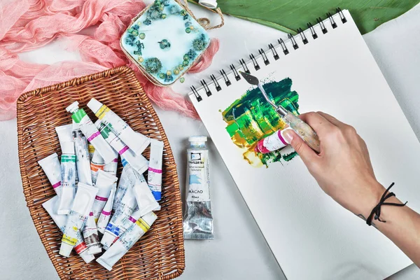 Ręka kobiety rysunek obraz z farbami olejnymi — Zdjęcie stockowe